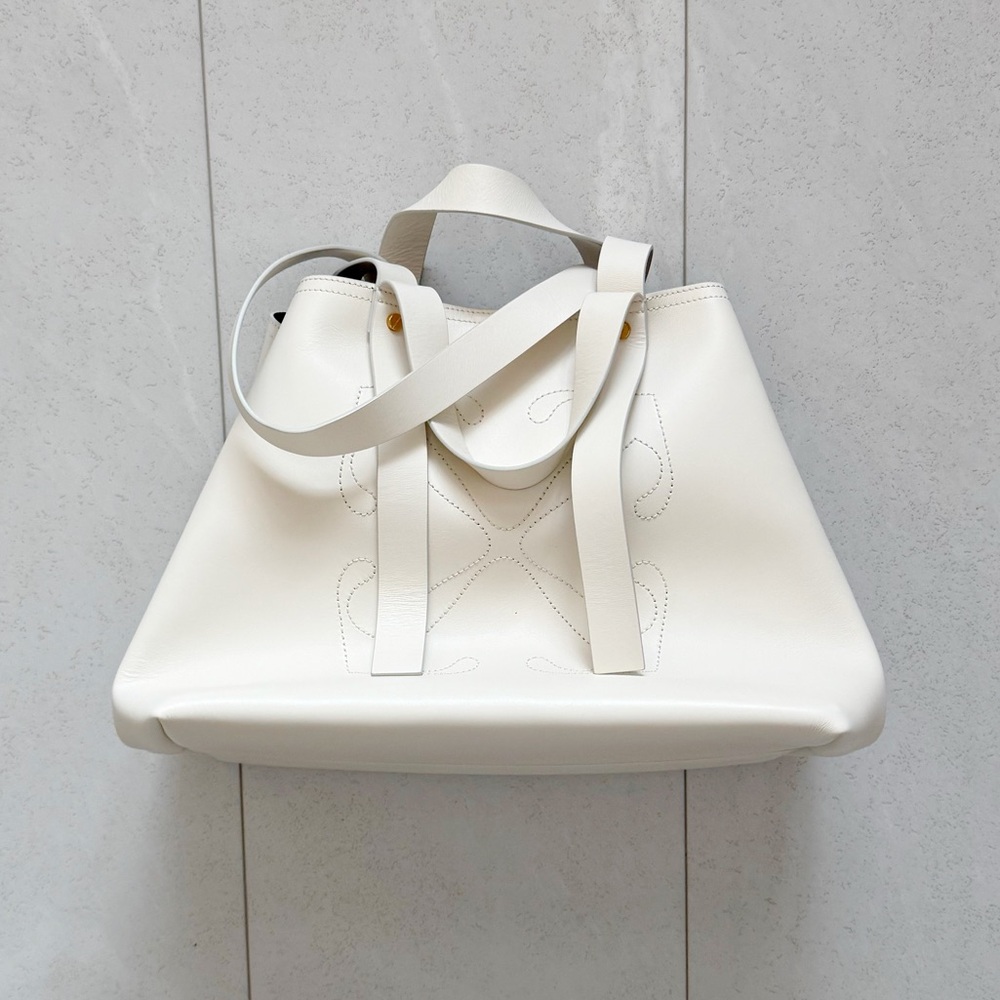 Elegant Off-White Cream Handbag